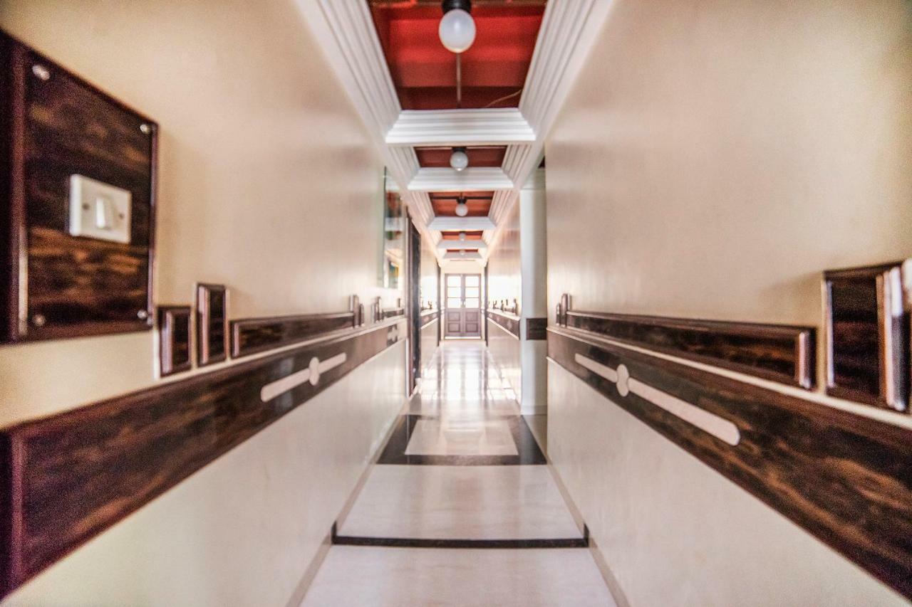 Fabhotel Santoor Geeta Bhawan Square Индаур Экстерьер фото